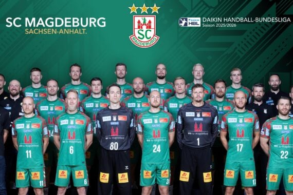 Die Handballer des SC Magdeburg posieren für ein Gruppenfoto in grün-schwarzen Trikots vor einem grünen Hintergrund mit dem Teamlogo und dem Text für die Bundesligasaison 2025-2026.
