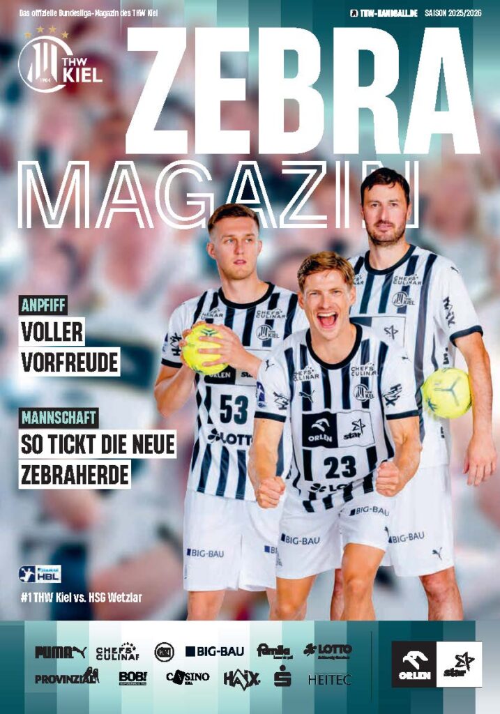 ePaper_ZEBRA_2526_BL01_Wetzlar_V4 Drei männliche Handballspieler in schwarz-weiß gestreiften Uniformen stehen lächelnd auf dem Cover des Zebra Magazins. Zwei halten gelbe Handbälle. Das THW Kiel Hallenheft ist am unteren Rand mit fetten Headlines und Sponsorenlogos versehen.