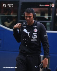 Ein Mann mit Kopfhörern und einer schwarzen Jacke.