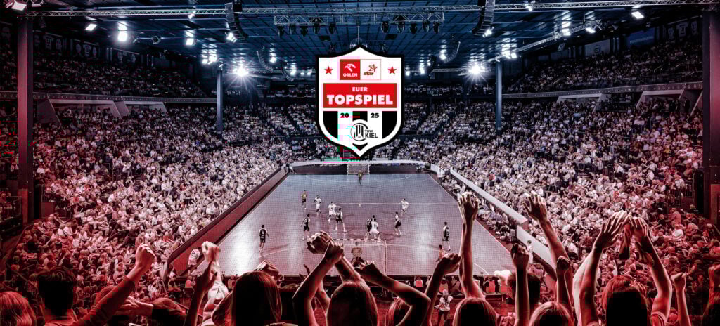 Eine große Menschenmenge in einer Sporthalle verfolgt ein Handballspiel. Ein prominentes TOPPSPIEL 2024/2025-Logo befindet sich mittig über dem Spielfeld, während die Fans im Vordergrund jubeln und ihre Hände heben.