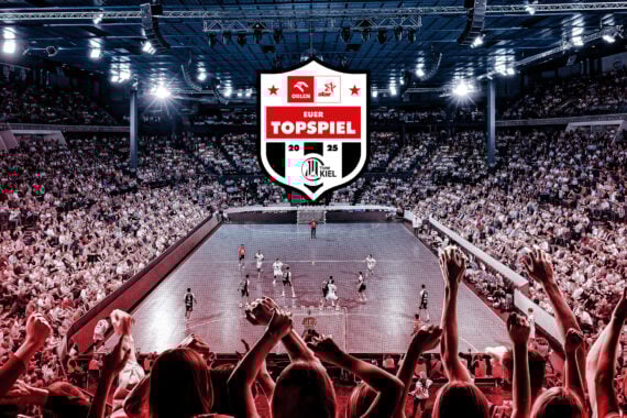 Eine große Menschenmenge in einer Sporthalle verfolgt ein Handballspiel. Ein prominentes TOPPSPIEL 2024/2025-Logo befindet sich mittig über dem Spielfeld, während die Fans im Vordergrund jubeln und ihre Hände heben.
