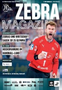 Ein männlicher Handballtorwart des THW Kiel in einem roten Trikot schreit und ballt die Faust zum Jubel. Der Umschlag des Zebra-Magazins ist mit deutschem Text und verschiedenen Sponsorenlogos versehen und hebt die Hallenheft-Ausgabe hervor.