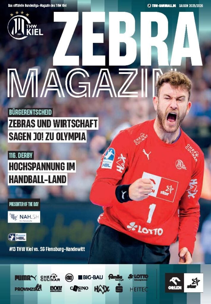 Ein männlicher Handballtorwart des THW Kiel in einem roten Trikot schreit und ballt die Faust zum Jubel. Der Umschlag des Zebra-Magazins ist mit deutschem Text und verschiedenen Sponsorenlogos versehen und hebt die Hallenheft-Ausgabe hervor.