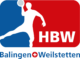 Logo mit der Silhouette eines weißen Handballspielers, der einen Ball wirft, vor einem blau-roten Hintergrund. HBW steht in fetten weißen Buchstaben, darunter Balingen-Weilstetten und ein rotes Pluszeichen zwischen den Wörtern.