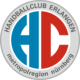Das Logo des Handballclubs Erlangen zeigt stilisierte blaue und rote HC-Buchstaben in einem kreisförmigen Design, umgeben von einem grauen Rahmen mit der Aufschrift HANDBALLCLUB ERLANGEN metropolregion nürnberg.