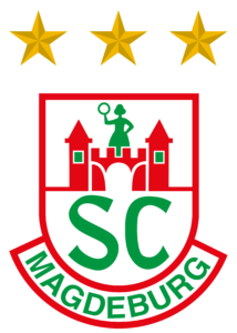 Das Logo des SC Magdeburg zeigt ein rotes Schild mit zwei Türmen und einer Figur, die einen Ball hält, über den Initialen SC in Grün. Darunter steht in grüner Schrift MAGDEBURG. Über dem Schild befinden sich drei goldene Sterne.