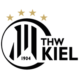 Logo des THW Kiel, eines deutschen Handballvereins, mit schwarzem und weißem stilisiertem Schriftzug, 1904, vier goldenen Sternen oben und THW Kiel in fetten Buchstaben rechts.