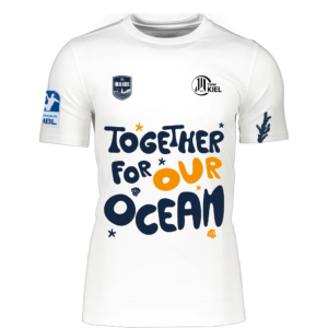 Ein weißes T-Shirt mit blauem und orangefarbenem Schriftzug TOGETHER FOR OUR OCEAN, mit Grafiken zum Thema Ozean und verschiedenen Logos auf der Brust und den Ärmeln.
