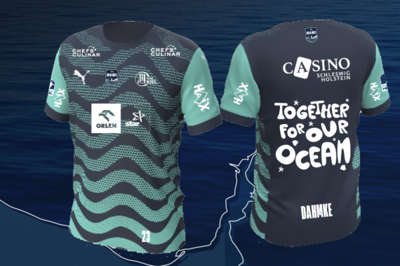 Ein blaugrünes und dunkelblaues Fußballtrikot mit Wellenmustern, mehreren Sponsorenlogos und dem Slogan "Together for our Ocean" auf dem Rücken, der auf einem Hintergrund mit Meeresmotiven abgebildet ist.