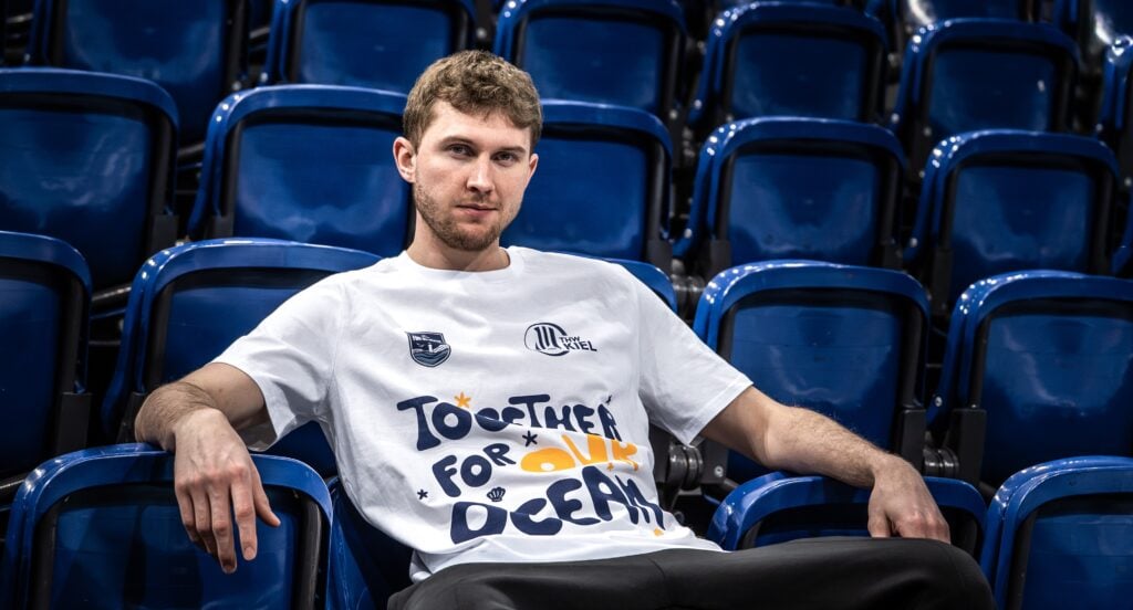 Ein Mann mit einem weißen 