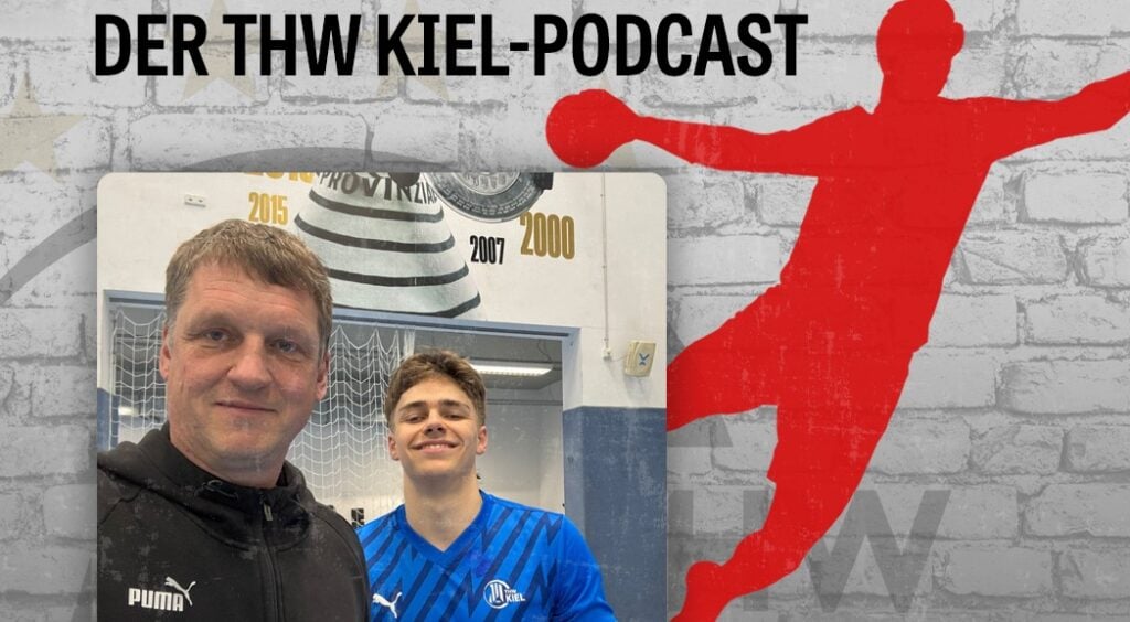Zwei Männer, einer in einem schwarzen Puma-Kapuzenpulli und einer in einem blauen Sporttrikot, stehen lächelnd vor einem Netz. Hinter ihnen ist ein Podcast-Logo mit einer roten Handballer-Silhouette und dem Text DER THW KIEL-PODCAST auf einer grauen Wand zu sehen.