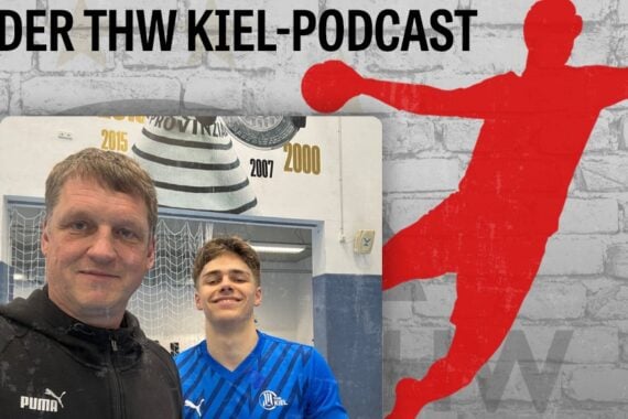 Zwei Männer, einer in einem schwarzen Puma-Kapuzenpulli und einer in einem blauen Sporttrikot, stehen lächelnd vor einem Netz. Hinter ihnen ist ein Podcast-Logo mit einer roten Handballer-Silhouette und dem Text DER THW KIEL-PODCAST auf einer grauen Wand zu sehen.