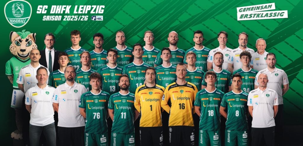 Gruppenfoto der Handballmannschaft des SC DHfK Leipzig für die Saison 2025/26, mit Spielern, Trainern, Mitarbeitern und einem Maskottchen, alle in grün-weißen Trikots, vor einem grünen Hintergrund mit Mannschaftslogos und Text.