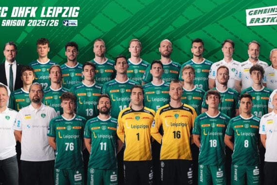 Gruppenfoto der Handballmannschaft des SC DHfK Leipzig für die Saison 2025/26, mit Spielern, Trainern, Mitarbeitern und einem Maskottchen, alle in grün-weißen Trikots, vor einem grünen Hintergrund mit Mannschaftslogos und Text.