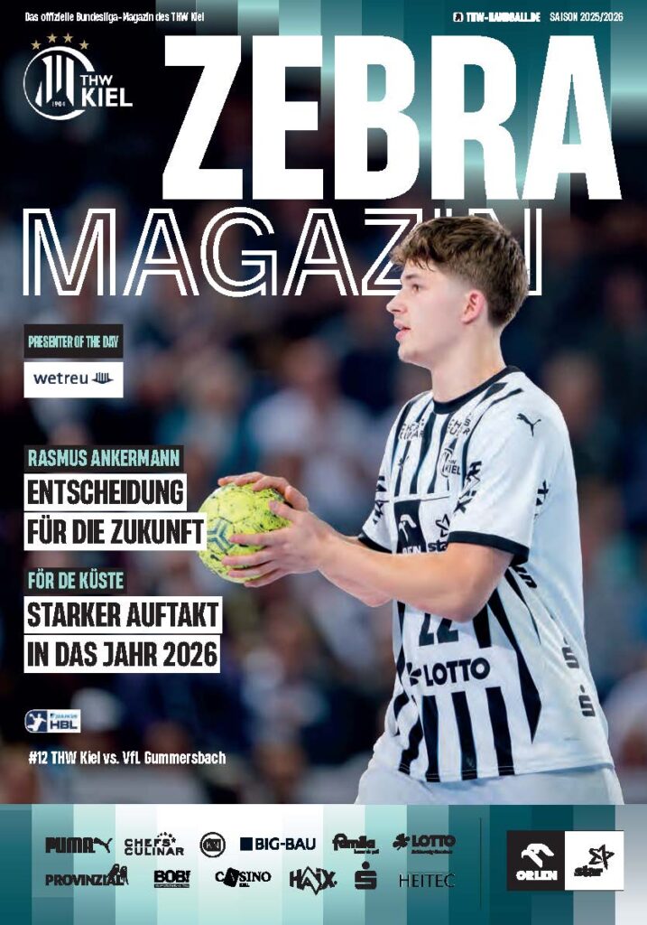 Ein männlicher Handballspieler des THW Kiel in einem weiß-schwarz gestreiften Trikot hält einen Ball und schaut zur Seite. Der Hintergrund ist unscharf. Der Text lautet Zebra Magazin mit Hallenheft-Schlagzeilen und Sponsorenlogos am unteren Rand.