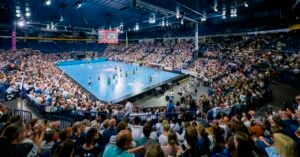Eine große, mit Zuschauern gefüllte Halle verfolgt ein spannendes Finale der THW Kiel Handball-Bundesliga Saison 2025/2026 A Jugend, bei dem der SC Magdeburg auf dem hell erleuchteten Platz unter einer hohen, blauen Decke mit 40:34 führt.