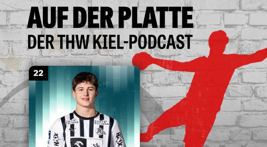 Das Cover des Podcasts mit dem Titel Auf der Platte - Der THW Kiel-Podcast zeigt einen jungen männlichen Sportler in einem schwarz-weißen Trikot und die rote Silhouette eines Handballspielers vor einem grauen Backsteinmauer-Hintergrund.