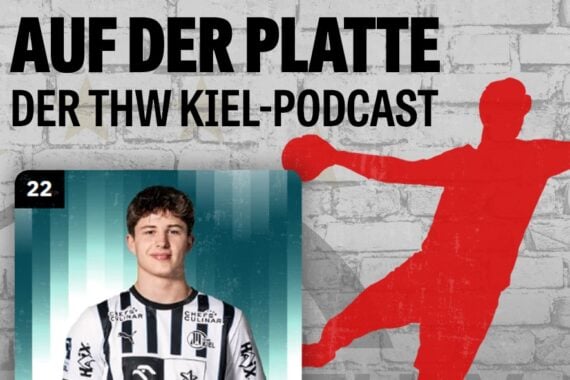 Das Cover des Podcasts mit dem Titel Auf der Platte - Der THW Kiel-Podcast zeigt einen jungen männlichen Sportler in einem schwarz-weißen Trikot und die rote Silhouette eines Handballspielers vor einem grauen Backsteinmauer-Hintergrund.