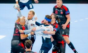 Ein spannender Moment in einem Handballspiel während des EHF European League Handball Final4 in Hamburg: Die Spieler des THW Kiel Saison 2025/2026 und der MT Melsungen liefern sich einen erbitterten Kampf um den Ballbesitz.