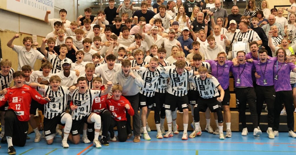 Eine große Gruppe junger Männer in Sporttrikots und Fans in weißen Hemden jubeln und feiern gemeinsam in einer Sporthalle nach dem spannenden 43:37-Sieg der B-Jugend U17 des THW Kiel gegen die Rhein-Neckar Löwen im Handball-Bundesliga Halbfinale.