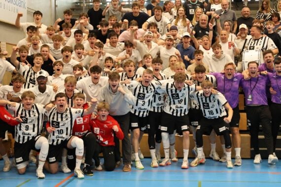 Eine große Gruppe junger Männer in Sporttrikots und Fans in weißen Hemden jubeln und feiern gemeinsam in einer Sporthalle nach dem spannenden 43:37-Sieg der B-Jugend U17 des THW Kiel gegen die Rhein-Neckar Löwen im Handball-Bundesliga Halbfinale.