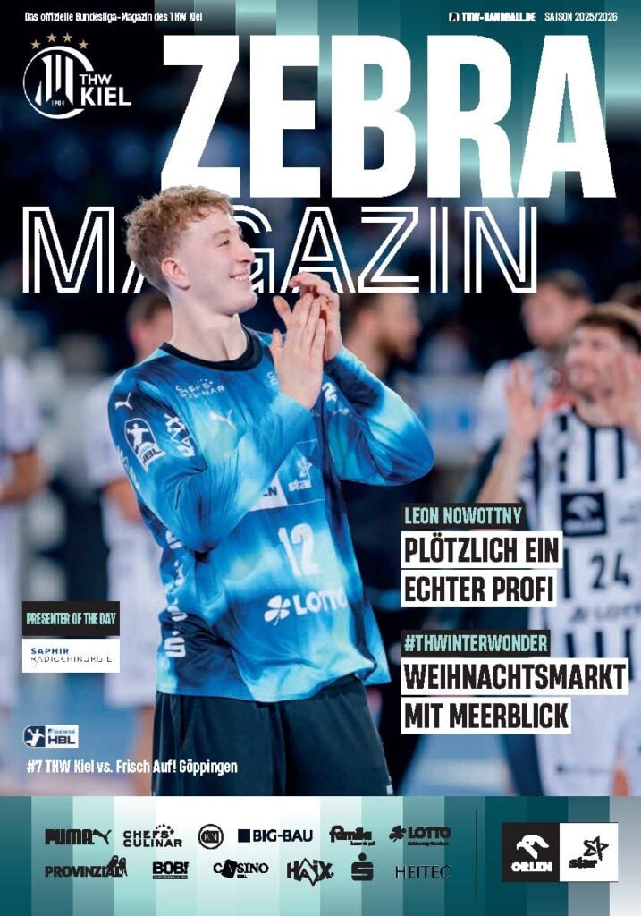 Ein Handballspieler in einem hellblauen Trikot, der eine Wasserflasche hält und lächelt, steht auf dem Spielfeld. Im verschwommenen Hintergrund sind andere Spieler zu sehen. Der große weiße Text lautet Zebra Magazin - Ihre Quelle für THW Kiel Hallenheft Handball News und Sponsoren.