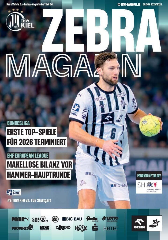 Ein Handballspieler in einem weiß-schwarz gestreiften Trikot hält den Ball auf einem Hallenplatz. Der Titel des THW Kiel Hallenhefts, ZEBRA MAGAZIN, steht oben, umgeben von Schlagzeilen und Sponsorenlogos.