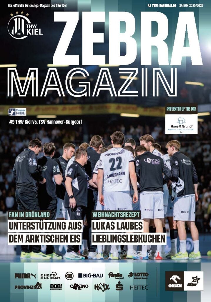 Eine Handballmannschaft in schwarz-weißen Trikots steht beim THW Kiel Hallenheft Handball auf dem Spielfeld, umgeben von Offiziellen. Der Umschlagtext lautet 