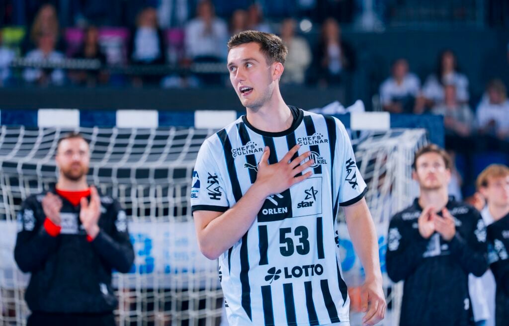 HANDBALL 2025/26: THW Kiel - TBV Lemgo Lippe Ein männlicher Handballspieler in einem schwarz-weiß gestreiften Trikot mit der Nummer 53 steht auf einem Spielfeld und hält sich die Hand vor die Brust, während seine Mannschaftskameraden im Hintergrund applaudieren.