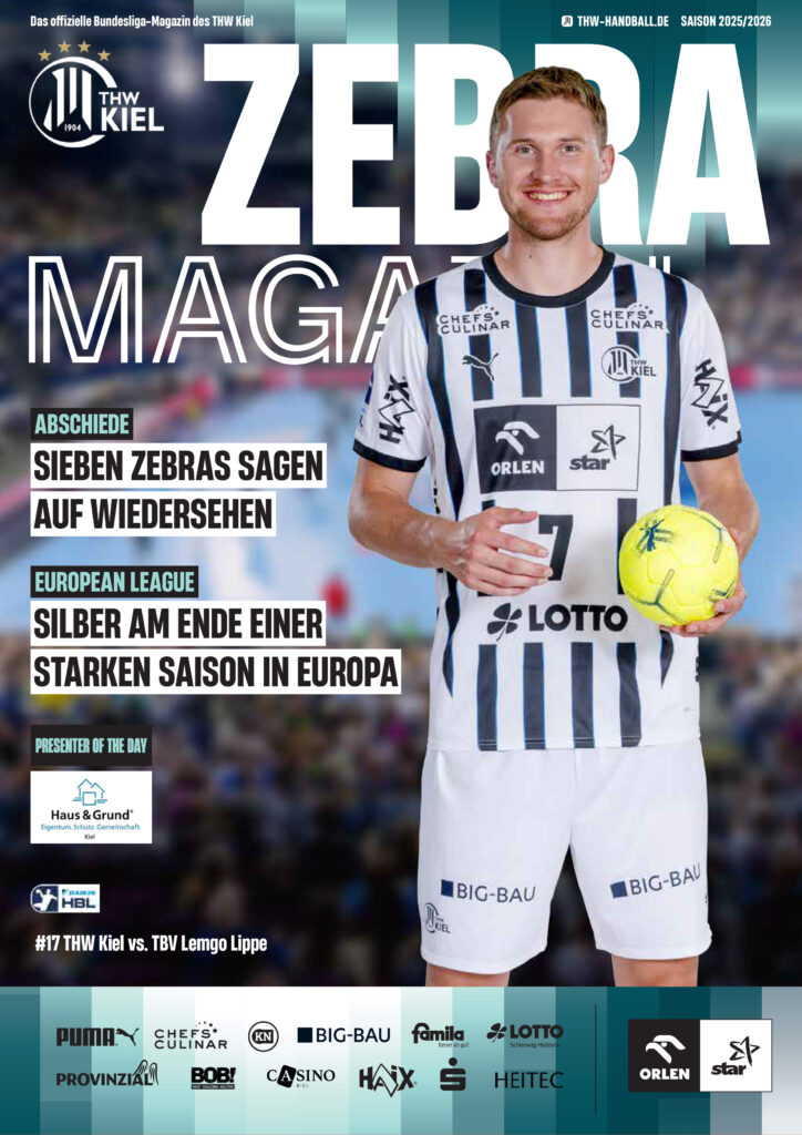 Hallenheft_01 Ein lächelnder Handballspieler in einem schwarz-weiß gestreiften Trikot hält einen Ball auf der Titelseite des THW Kiel Hallenhefts, mit Schlagzeilen auf Deutsch und Sponsorenlogos am unteren Rand. Der Hintergrund ist hellblau.