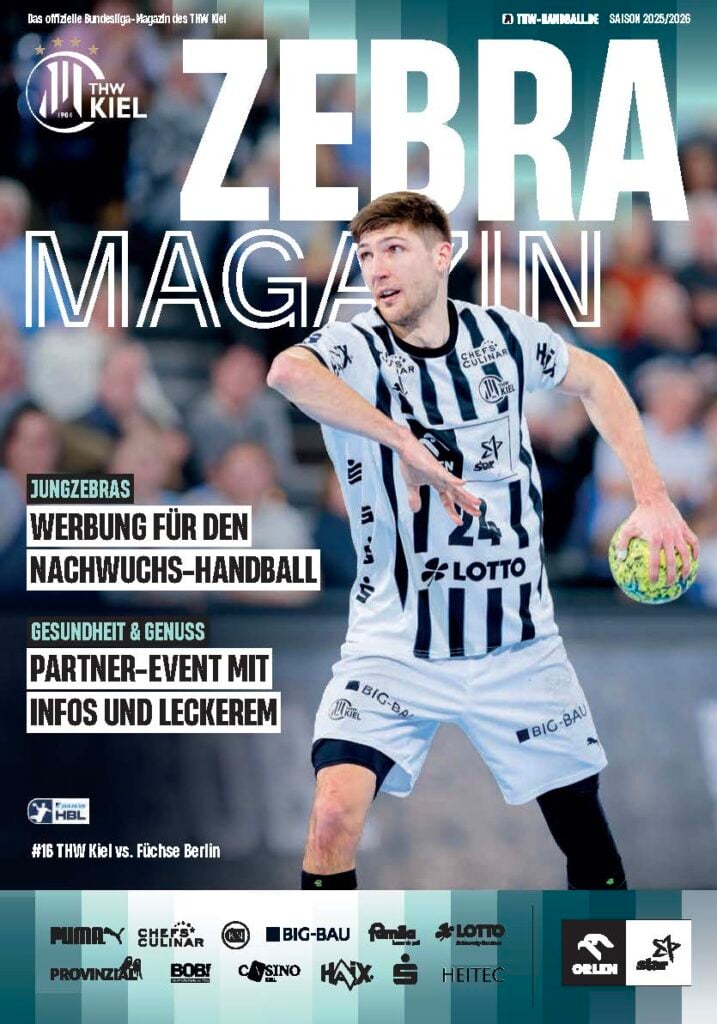 ZEBRA_Epaper_Heft_16_Fuechse_2026 Ein männlicher Handballspieler im schwarz-weißen Trikot des THW Kiel ist auf dem Cover des Zebra Magazins Hallenheft in Aktion und hält einen Ball. Im Hintergrund ist eine unscharfe Menschenmenge zu sehen, am unteren Rand stehen fettgedruckte Texte und verschiedene Sponsorenlogos.