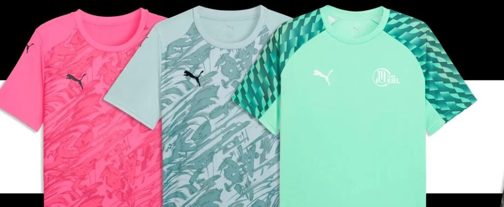 Drei Puma-Sporttrikots in Rosa, Hellgrau und Mintgrün mit einzigartigen Mustern und dem Puma-Logo auf jedem Trikot; das mintgrüne Trikot ist zudem mit einem runden Teamlogo mit der Aufschrift „Kiel“ versehen.