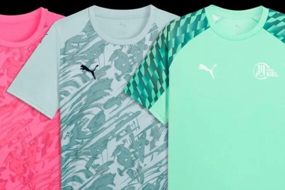 Drei Puma-Sporttrikots in Rosa, Hellgrau und Mintgrün mit einzigartigen Mustern und dem Puma-Logo auf jedem Trikot; das mintgrüne Trikot ist zudem mit einem runden Teamlogo mit der Aufschrift „Kiel“ versehen.