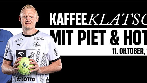 Zwei Männer stehen vor einem schwarz-weißen Hintergrund, auf dem ein deutscher Text für eine Veranstaltung namens „Kaffeeklatsch mit Piet & Hotte“ am 11. Oktober um 13 Uhr wirbt. Einer der Männer hält einen grünen Handball in der Hand.
