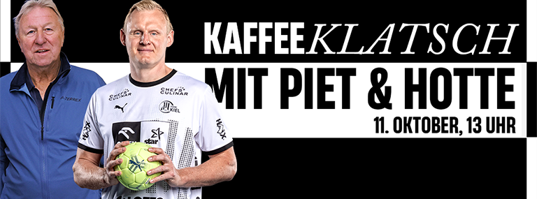 2627_Kaffeeklatsch_Piet_Horst Hrubesch Zwei Männer stehen vor einem schwarz-weißen Hintergrund, auf dem ein deutscher Text für eine Veranstaltung namens „Kaffeeklatsch mit Piet & Hotte“ am 11. Oktober um 13 Uhr wirbt. Einer der Männer hält einen grünen Handball in der Hand.