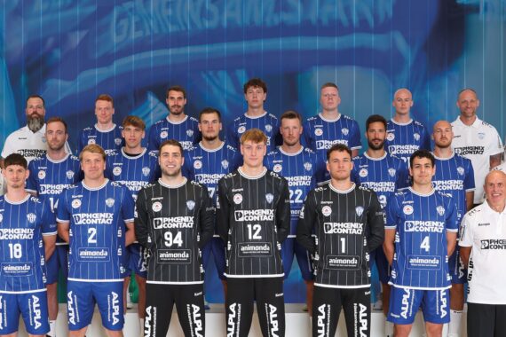 Gruppenfoto einer Handballmannschaft in blau-schwarzen Trikots, wobei die Trainer vor einem blauen Hintergrund stehen und knien; oben rechts sind das TBV Lemgo Lippe-Logo und die Aufschrift „Saison 26•27“ zu sehen.