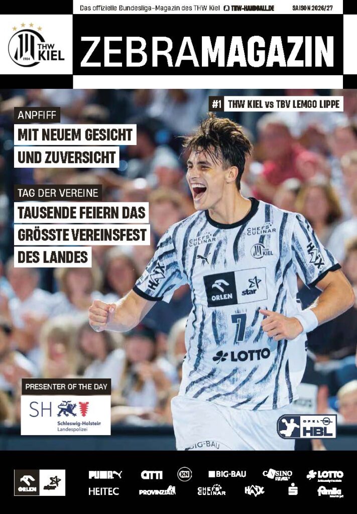 Epaper_ZEBRA_2627_BL01_Lemgo_285x200_V7_neu Ein lächelnder Handballspieler in einem schwarz-weiß gestreiften Trikot jubelt auf dem Spielfeld. Das Titelblatt des Magazins mit dem Titel „THW Kiel Hallenheft“ zeigt auffällige schwarz-weiße Überschriften in deutscher Sprache, Logos sowie Werbebanner für ein bevorstehendes Handballspiel und eine Veranstaltung des THW Kiel.