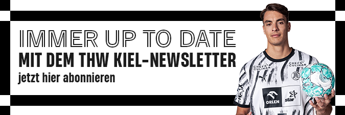 Ein Handballspieler in einem schwarz-weißen Trikot hält einen Ball neben einem Text, der auf Deutsch für den Newsletter des THW Kiel wirbt und die neuesten Nachrichten über die Leistungen des Rekordmeisters in der Bundesliga und der Europa-Liga hervorhebt; das Bild ist auf weißem Hintergrund mit schwarzen Rändern zu sehen.
