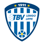 Das schildförmige TBV Lemgo Lippe-Logo mit blauen vertikalen Streifen, einem Handball, der Jahreszahl 1911 oben, zwei gelben Sternen und einer blauen Blume unten – perfekt für Fans, die beim Kauf ihrer THW Kiel-Handball-Auswärtstickets auffallen möchten.