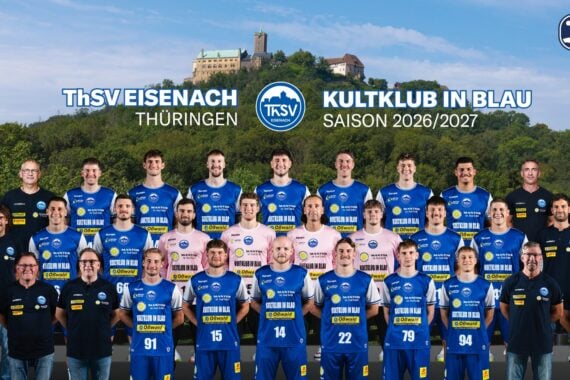 Mannschaftsfoto der Handballspieler und Betreuer des ThSV Eisenach in blau-weißen Trikots, die im Freien vor der Kulisse der Wartburg und von Bäumen posieren, unter Bannern mit dem Vereinsnamen und Informationen zur Saison 2026/2027.
