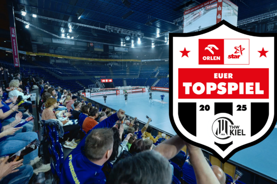 Eine große Sporthalle mit jubelnden Fans auf den Tribünen und Handballspielern auf dem Spielfeld. Auf einem auffälligen Wappen steht „Euer Topspiel 2025 THW Kiel“ mit roten Sternen und Sponsorenlogos.