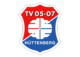 Das schildförmige Logo ist diagonal geteilt; oben links ist es rot mit weißem Schriftzug „TV 05.07“ und unten rechts blau mit der Aufschrift „HÜTTENBERG“. In der Mitte befindet sich ein weißes abstraktes Motiv, das sich über beide Farbfelder erstreckt.