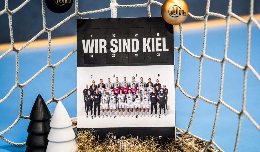 Der Adventskalender der THW-Kiel-Mannschaft, ausgestellt vor einem Sportnetz.