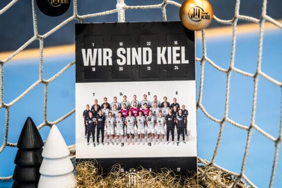 Der Adventskalender der THW-Kiel-Mannschaft, ausgestellt vor einem Sportnetz.