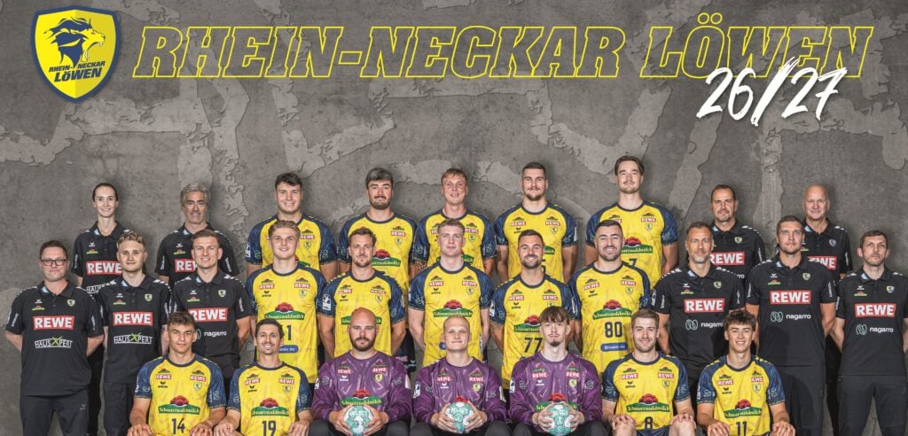 Ein Gruppenfoto der Handballmannschaft der Rhein-Neckar Löwen der Saison 2026/27, auf dem die Spieler in gelben und violetten Trikots und die Betreuer in schwarzen Trikots vor einem grauen Hintergrund mit dem Vereinslogo und dem Vereinsnamen posieren.