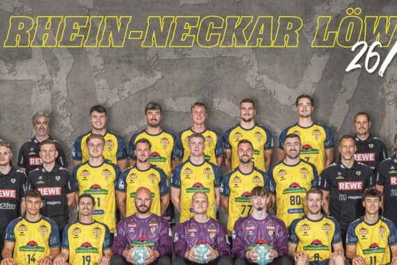 Ein Gruppenfoto der Handballmannschaft der Rhein-Neckar Löwen der Saison 2026/27, auf dem die Spieler in gelben und violetten Trikots und die Betreuer in schwarzen Trikots vor einem grauen Hintergrund mit dem Vereinslogo und dem Vereinsnamen posieren.