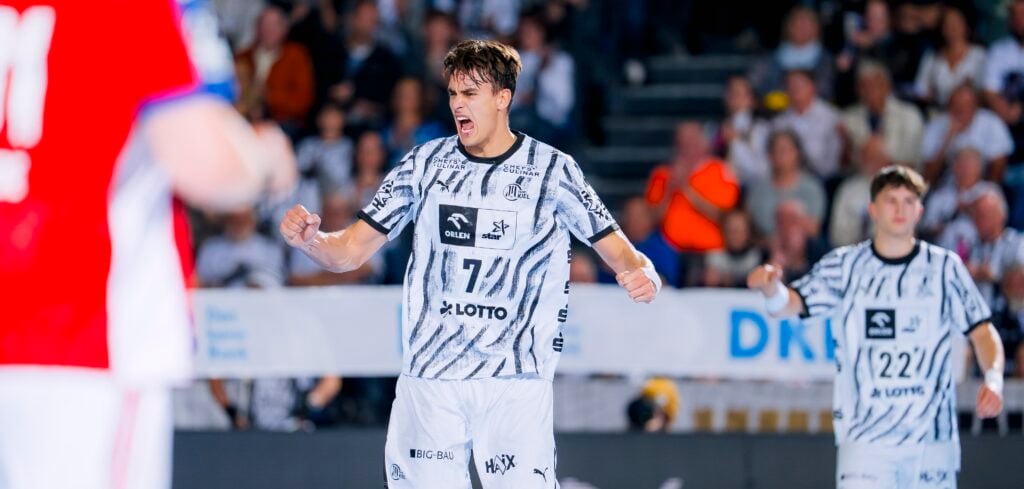 HANDBALL 2026/27: THW Kiel - HC Hamburg Ein Handballspieler in einem weiß gemusterten Trikot jubelt und feiert während eines Spiels auf dem Spielfeld.