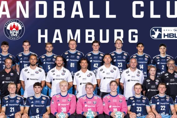 Gruppenfoto der Mannschaft und des Stabs des Handball Clubs Hamburg in Trikots, wobei die Spieler in Reihen stehen und sitzen; rechts ist ein Maskottchen zu sehen. Der Text darüber lautet Handball Club Hamburg. Im Hintergrund sind Logos zu sehen.