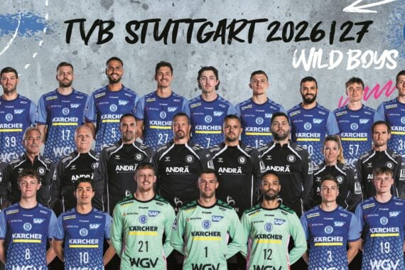 Mannschaftsfoto des Handballvereins TVB Stuttgart mit Spielern und Betreinigern in blauen, schwarzen und hellgrünen Trikots vor einem blau-grauen Hintergrund mit Vereinslogos.
