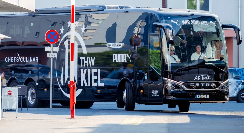HANDBALL 2026/27: THW Kiel im Trainingslager in Graz Der schwarze Mannschaftsbus des THW Kiel mit den Logos von Puma und Chefs Culinar.